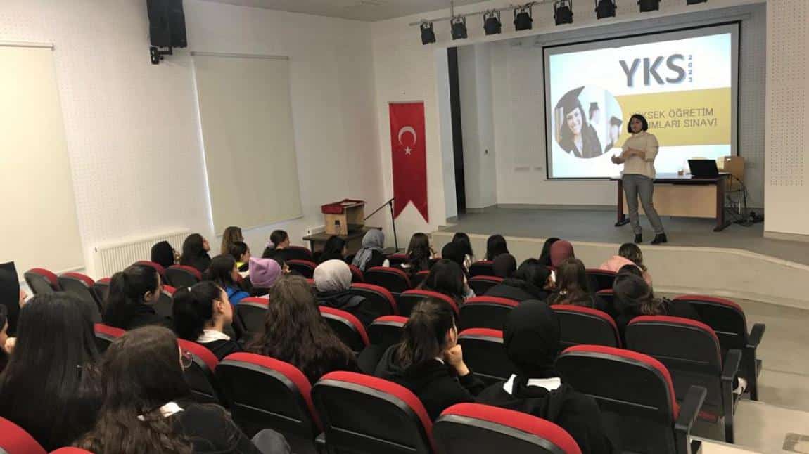Öğrencilere YKS Sınavı Semineri Verildi